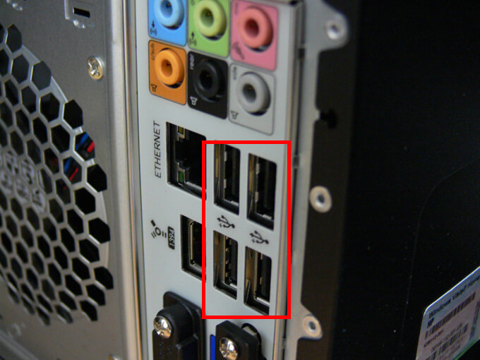 PC本体の周りにあるUSB接続ポートを見つけます